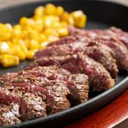 厳選された牛肉を使用した、自慢のメニュー『COCOKARAステーキ』