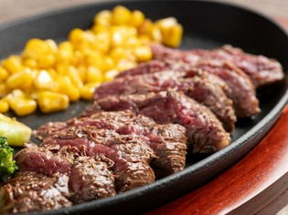 厳選された牛肉を使用した、自慢のメニュー『COCOKARAステーキ』