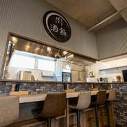 店内はアットホームな空間。「毎日、笑顔で接客しています」と語る宮原氏は、明るい雰囲気の中、オープンキッチン越しに、きめ細やかな心配りで“おもてなし”しています。