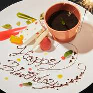 お誕生日・記念日など大切な日にアニバーサリープレートをご用意いたしております