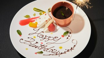 お誕生日・記念日など大切な日にアニバーサリープレートをご用意いたしております