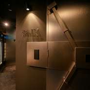 許されたゲストだけがその存在を知り、向こう側にあるプライベート空間で過ごすことができます。その豪華さと秘密に包まれた雰囲気に、誰もが心を奪われるでしょう。この扉が開かれた瞬間、別世界へと誘われます。