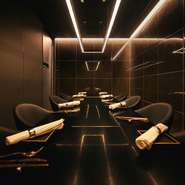 接待や大切な会食のための個室が用意され、重要な時間を特別なものへと変えるような配慮がなされています。すべての個室は落ち着いた雰囲気で整えられており、さらにVIPのための個室も完備。