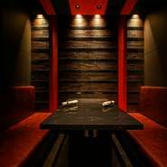 デートや記念日に最適な場所として知られている【VinIX】。静けさの中、豪華な内装と心地良いサービスが二人を迎えてくれます。厳選された上質な個室で、二人きりの夜を演出。