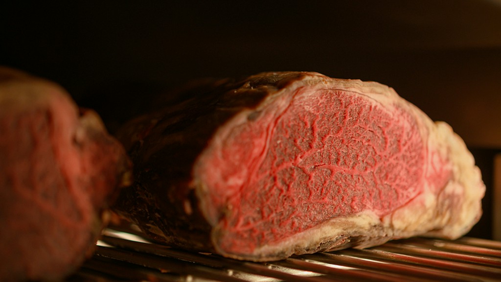 国産黒毛和牛の厳選された部位を自家熟成庫で熟成し、肉の旨みを凝縮している『熟成肉』