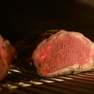 黒毛和牛はその豊かな風味と柔らかな食感で知られていますが、【VinIX】ではさらにもう一歩、変貌を遂げてから使用。自家熟成庫で熟成させ黒毛和牛の味わいが濃厚になり、極上のおいしさへと味を高めています。