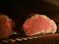 国産黒毛和牛の厳選された部位を自家熟成庫で熟成し、肉の旨みを凝縮している『熟成肉』