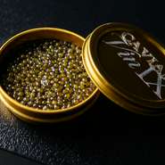 高級食材の代名詞とも言えるキャビアをグラム単位でオーダーでき、さらにキャビアを注文された方にのみ限定料理を提供。『カルーガクイーンキャビア』を選ぶことで、特別料理と出合える贅沢な体験が待っています。