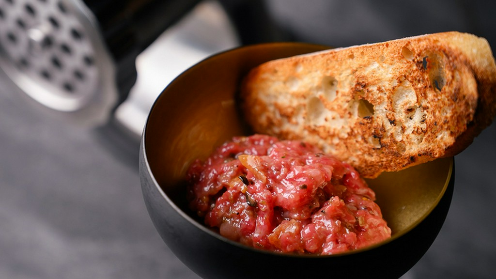 ゲストの前で調理することで食べる喜びがさらに増す『ヴァンク”スカンビーノ”（黒毛和牛タルタル）』