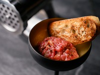 ゲストの前で調理することで食べる喜びがさらに増す『ヴァンク”スカンビーノ”(黒毛和牛タルタル)』