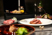 黒毛和牛の可能性を昇華させた自家熟成技術、目でも楽しめるエンターテイメント性溢れる料理の数々を是非。