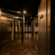 五月女氏は、ゲストが退店する前に必ず席を訪れて言葉を交わします。すべての意見を真摯に受け止め、料理の改善点や新たなアイデアを得るたの努力を惜しみません。