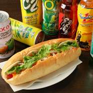 新鮮な野菜、香ばしい肉、特製ソースが絶妙に絡み合う『バインミー』は、一人のランチや軽食にぴったりです。忙しい日常の中で、スピーディなおいしさを求めている方はぜひ。