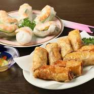 厳選されたハーブやスパイスを贅沢に使用した料理は、どれも彩り豊かでおいしいと評判。家族や友人との時間を大切に考えるスタッフが、もてなしてくれます。食後には満足感が広がり、笑顔がこぼれるでしょう。