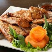 皮をパリッとさせるための下準備を行い、一羽ずつに特製調味料を絡めながら焼き上げます。特製のピリ辛ソースと合わせてどうぞ。必ず食べたいようなときには、事前予約がオススメです。
1/2羽1,760円／1羽3,300円