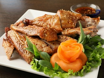 本場の窯で一度に8羽を焼き上げるも、週末の夜には売り切れるほど人気が高い『アヒル焼き』