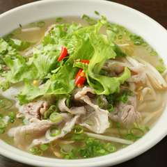 平たい米麺が特徴的なベトナムの伝統料理で、あっさりとした牛骨スープが魅力『牛肉フォー』