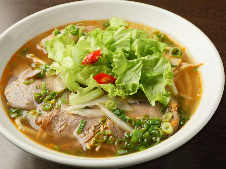 ベトナム中部の都市HUEが発祥と言われており、ベトナム出身の方にも大好評!『ブンボーフエ』