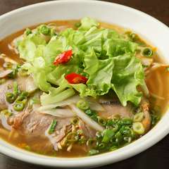 ベトナム中部の都市HUEが発祥と言われており、ベトナム出身の方にも大好評！『ブンボーフエ』