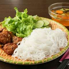 ハノイの名物料理の一つ、ベトナム風つけ麺『ブンチャーハノイ』