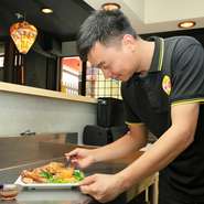 ベトナム料理に馴染みがない方には丁寧に説明し、料理の特徴や楽しみ方をわかりやすく伝えています。さらに、一部の料理では実際に食べ方の見本を用意。初めての方も気軽に食事を楽しめるような配慮をしています。