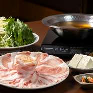 ブランド豚の皮付きバラ肉と、パイナップルを食べて育ったあぐーのバラ＆ロースをしゃぶしゃぶで堪能できるコース。鍋の〆には、沖縄そばか雑炊のどちらかを選ぶことができ、最後まで楽しめる内容となっています。