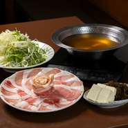 ブランド豚の皮付きバラ肉、パイナップルあぐーのロース、そしてヘルシーなあぐーの赤身肉を楽しむことができるセット。リーズナブルな価格でこれらのおいしい豚肉を食べ比べできるのが魅力です。