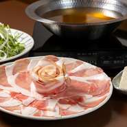 お店がこだわって厳選しているのが、ブランド豚の皮付きバラ肉。皮が付いているため食感が変わり、通常のあぐーにはない独特の旨みが感じられます。パイナップルを食べて育ったあぐーのバラ＆ロースも見逃せません。