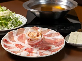 普通のあぐー肉とはひと味違う、ブランド豚の皮付きバラ肉