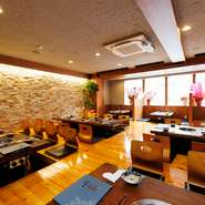 広々としたくつろぎの空間で、厳選ブランド牛での焼肉を楽しめるお店【焼肉　牛福】。オープンな雰囲気の店内は、家族連れも気兼ねなく利用できます。