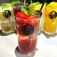 フルーツをたっぷり贅沢に使用したフルーツサワーは、食べても飲んでもお楽しみいただけます♪キラキラカラフルなフルーツサワーはSNS映えすること間違いなし！！お得なおかわりサワーもご用意しております。

