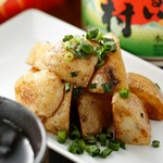 バターの香りに塩辛の食感と程良い塩味が後を引く一品です。

