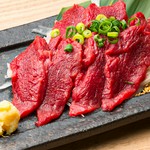 ギュッと旨味の詰まった馬肉をユッケに。

