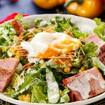ジューシーな合鴨が載ったごちそうサラダ。

