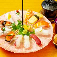 まさに目から味わえる盛合わせ。ひらりと開いた和傘の上に、美しく寿司を並べた『雅』