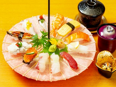 まさに目から味わえる盛合わせ。ひらりと開いた和傘の上に、美しく寿司を並べた『雅』