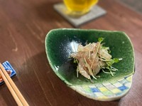 鯛などの白身魚をはじめ、旬の鮮魚を使った一品料理。おろし生姜とゴマをベースに、カイワレのピリッと感が程よいアクセントを与えてくれます。もちろん日本酒との相性も抜群です。