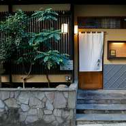 文京区本郷三丁目。代々料理店として使われてきた歴史ある木造建築を、かつての趣はそのまま現代の技術で設え、今昔を感じられる空間に。旬の料理と時代の流れに想いを馳せ、豊かな一時を過ごせる大人の隠れ家です。