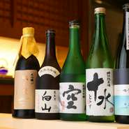全国を巡り買い付けた地酒や、仕入れの難しい逸品などの日本酒も、【盈月】ならではのラインナップ。日本酒はグラスで楽しめるほか、一合でオーダーの場合、切子や焼物のお猪口などのこだわりの酒器でも味わえます。