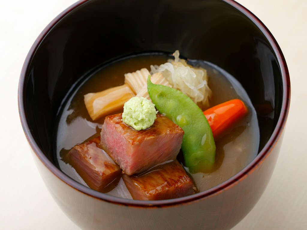 料理人自ら各地を巡り、人との触れ合いを通して厳選した食材