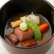 こだわり食材の一つ「ふらの和牛」は、厳選された道産穀類ブレンド餌と澄んだ伏流水により、肉の旨み・脂の甘みを最大限に引き出した逸品。生産量の限られる「ふらの和牛」を指定仕入れ、コースに取り入れています。