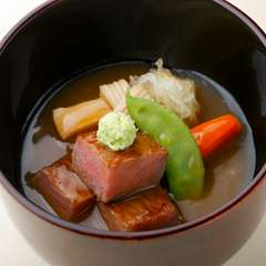 料理人自ら各地を巡り、人との触れ合いを通して厳選した食材