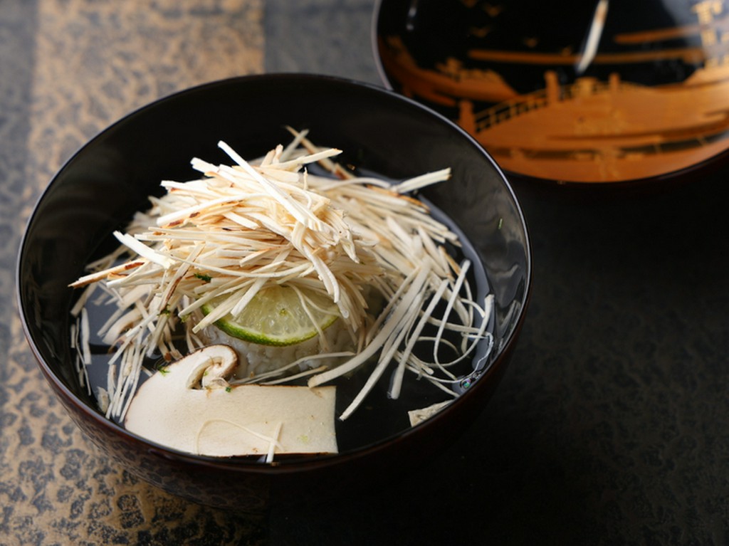 本日の献立を決定付けるのは、旬の海の幸との対話から