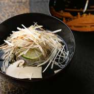 鮮魚は産地直送。当日捕れた海の幸から最高の状態ものだけを仕入れています。毎日届いてから、鮮魚のコンディションを見極め、最もふさわしい調理方法で提供するため、同時期であっても、献立は日々変化しています。