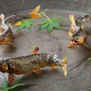 長野県産「天龍鮎」を、40分以上かけ丁寧に焼き上げた逸品、鮎自身の脂で、頭はカリッと揚げ焼き状態に。身はふっくらとした仕上がりに。尻尾は干物のように旨みが凝縮。さまざまな鮎の食感を引き出しています。