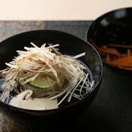 季節の椀物の一例。出汁は、“やまじゅう”こと、静岡県焼津「ヤマ十増田商店」の手火山造りかつお節を基本に、季節の食材たちを掛け合わせることで、素材の持つ香りや味わいを、引き立たせています。