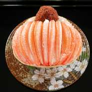 11月10日～12月末間、コースに組み込まれる香箱蟹は【盈月】冬の名物。兵庫県浜坂漁港より取り寄せた雌図合蟹を、贅沢にコース内に一杯使用。丁寧に面詰めし提供しています。期間限定のため、予約の相談はお早めに。