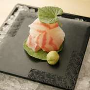 ディナーと同じ会席をランチで！
なかなか夜は会食に行けないという方にも、ランチでゆっくりと贅沢なお時間を過ごしていただきたい。
そんな思いでランチコースをご用意いたしました！