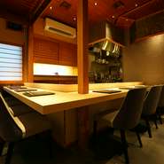 素材を尊重し、シンプルに研ぎ澄まされた滋味あふれる料理をゲストに提案。食事を通して人々の心身に元気を与え、帰路で“盈月で過ごしてよかったな”と思っていただけるように。謙虚さを忘れず日々精進しています。