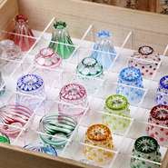 食や酒を支える器もまた、こだわりの逸品。現代作から骨董ものと、各地の作家、工芸士たちの作品を目で見て、手に触れる楽しさも味わえます。日本酒も一合でのオーダー時は、江戸切子や各地のお猪口でも楽しめます。